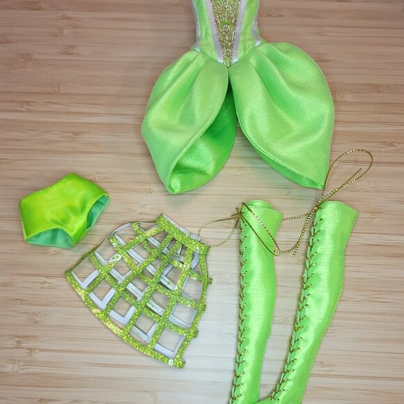 Integrity Toys Meteor Holding Court Amirah Outfit - Picture 2 of 4